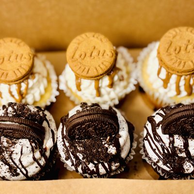 Cupcake Flights (Half Dozen Pick 2 Flavors)  No Decorations 