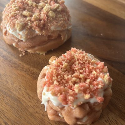 Deluxe Strawberry Crunch Cookies (4 Count)