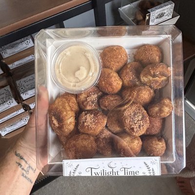 Cinnamon Pretzel Bites With Icing 