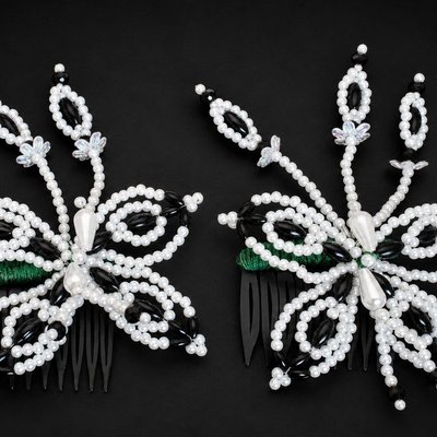 🌸 PANAMANIAN TEMBLEQUES – White & Black Beaded Hair Combs