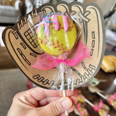 Softball Cakepop In Glove - (Regular-size)