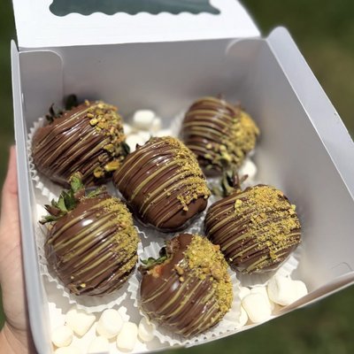12 Dubai Stuffed Chocolate Strawberries 