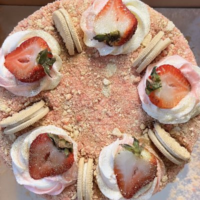 Strawberry Crunch cake LAYER CAKE