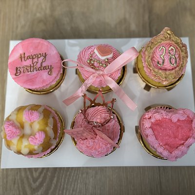 Half A Dozen Cupcakes 🧁 