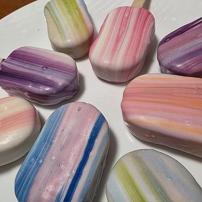 Simple Cakesicles 