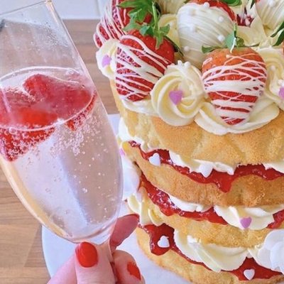 Strawberry Kiss: Featuring Prosecco & Tequilla Rose 🍓 