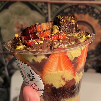 Dubai Strawberry Pistachio Browni Cup 9oz