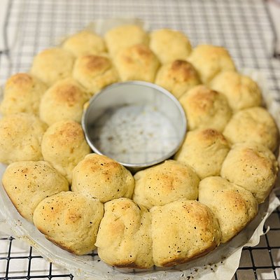 Garlic Herb Dinner Rolls