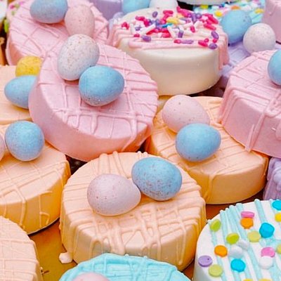 Chocolate dipped Oreos Easter Theme