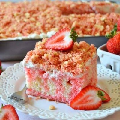 Strawberry Crunch Cake 