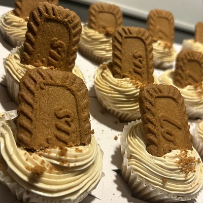 Cookie Butter Swirl Cupcakes 6 Count🧁