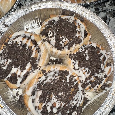 4 Large Oreo Cinnamon Rolls