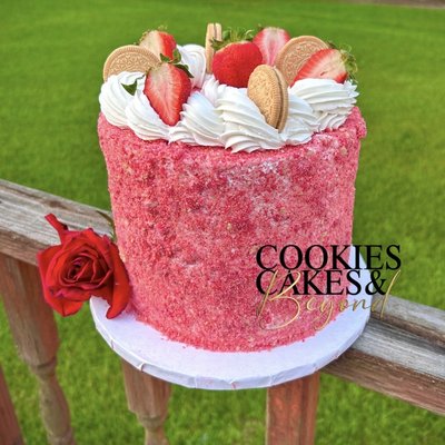 Strawberry Crunch Cake 