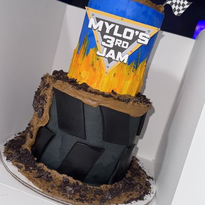 Tini 2-Tiered Cake (Feeds 10+)