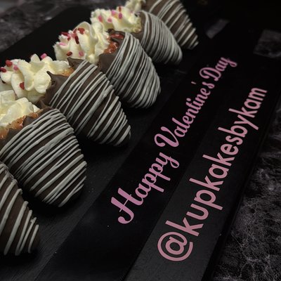 Chocolate dipped Cheesecake Stuffed Strawberries *6ct*