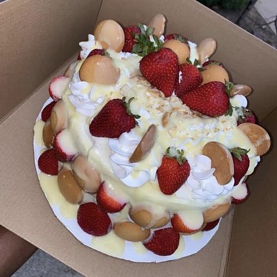 Strawberry Banana Pudding Cake