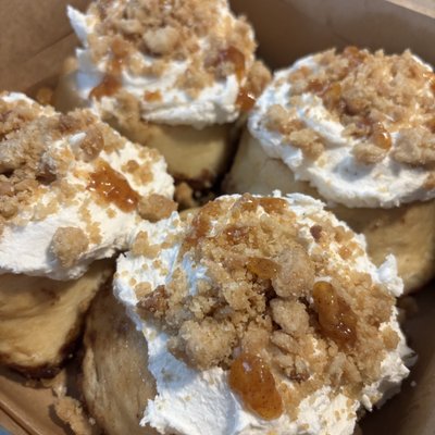 Peach Cobbler Cinnamon Roll (4 Count)