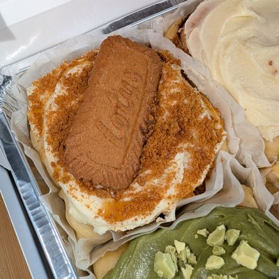 Biscoff Cookie Butter Cinnamon Rolls (4 Large)