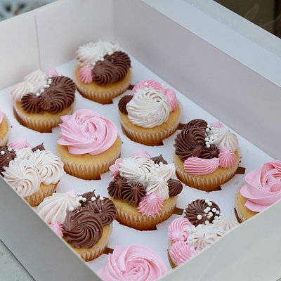 Cupcakes w/custom design (dozen) 