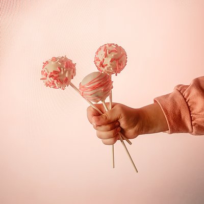 12 CHOCOLATE CAKE POPS 