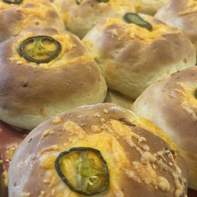 Jalapeño Cheddar Hamburger Buns- 6 Pack