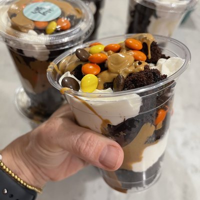 Reese’s Pieces CHOCOLATE cake Cup 