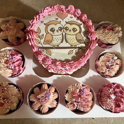 Bento Box With 8 Cupcakes