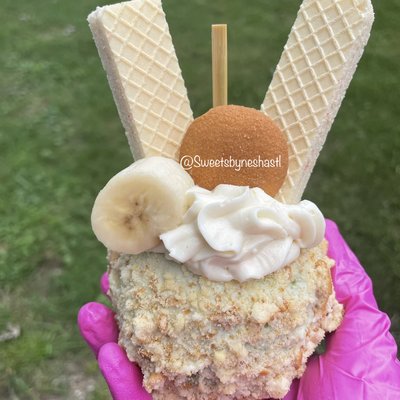 1 Banana Pudding Crunch Stuffed  Cheesecake Apple (Toppings Vary)