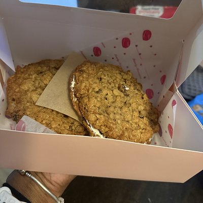 Oatmeal Cream pie Ea