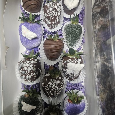 12 Dipped Strawberries 