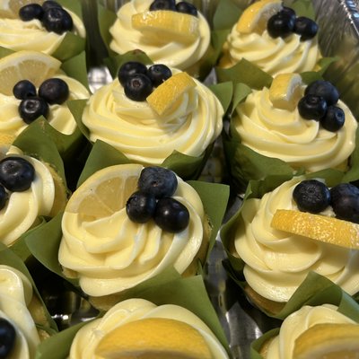 Lemon Blueberry Cupcakes With Lemon Frosting Topped With Lemon Slice And Blueberries 