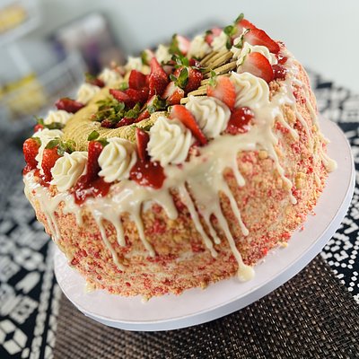 Strawberry Crunch Cheesecake Cake