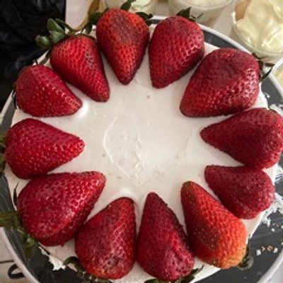 “8 Strawberries Cake