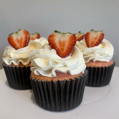 Strawberry Cupcakes With Vanilla Buttercream 