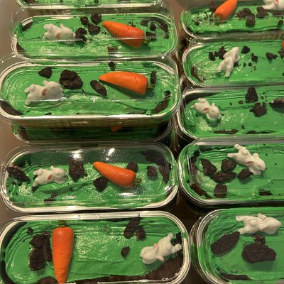 Easter Mini Cakes With Bunny And Carrots 