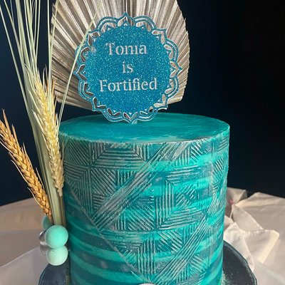 8 Inch Round by 8 inch High. 4 Layers Buttercream Cake