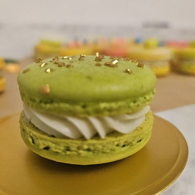 Marshmallow buttercream macarons 