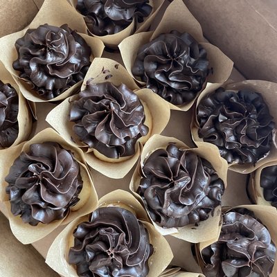 Standard Chocolate Cupcakes (Customizable)