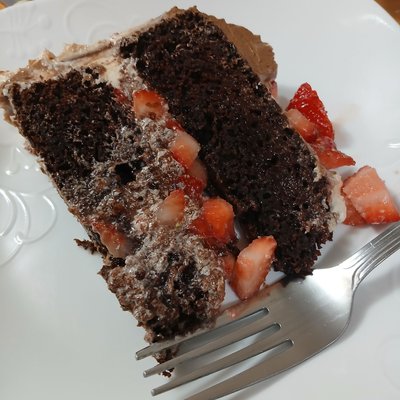 CHOCOLATE STRAWBERRY CREAM CAKE 