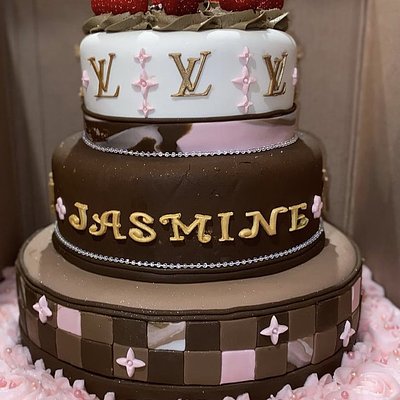 077. Three Tiered Fondant Cake ~72 Servings