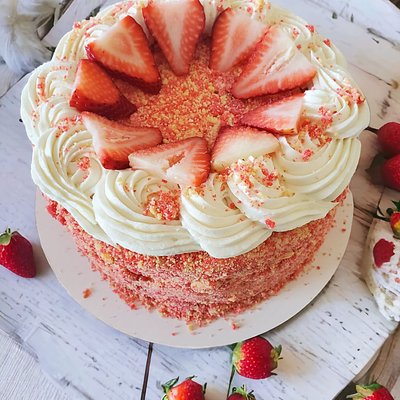 Strawberry Crunch Cake 