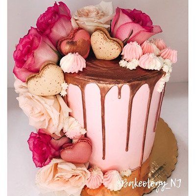 6” Serves Up To 12-15 Ppl Fresh Roses With Heart Macarons Rose Gold Drip