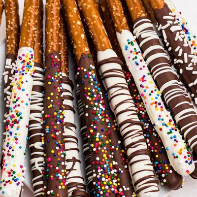 Simple Chocolate Covered Pretzels 