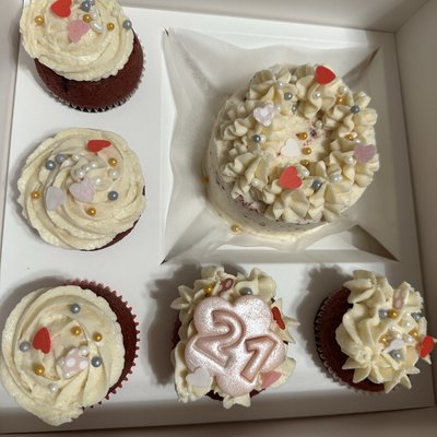 4” Single-Tier Vanilla Cake/ 5 Cupcake Combo