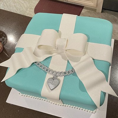 117. Tiffany Box *Large Fondant Cake ~72 Servings 