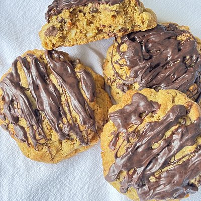 Bakery-Style Chunky Monkey Cookies