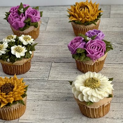 6 Piece Luxury Box Of Blooms