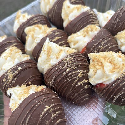 Cheesecake Stuffed Dipped Strawberry 