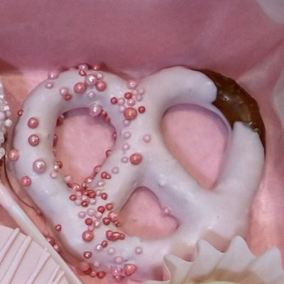 🥨 Chocolate-Covered Pretzels