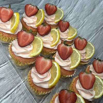Strawberry Lemonade Cupcakes 🍓🍋